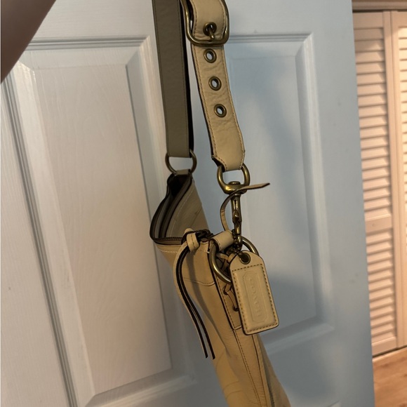 Like New Coach Shoulder Bag Pebbled Leather - Picture 3 of 8